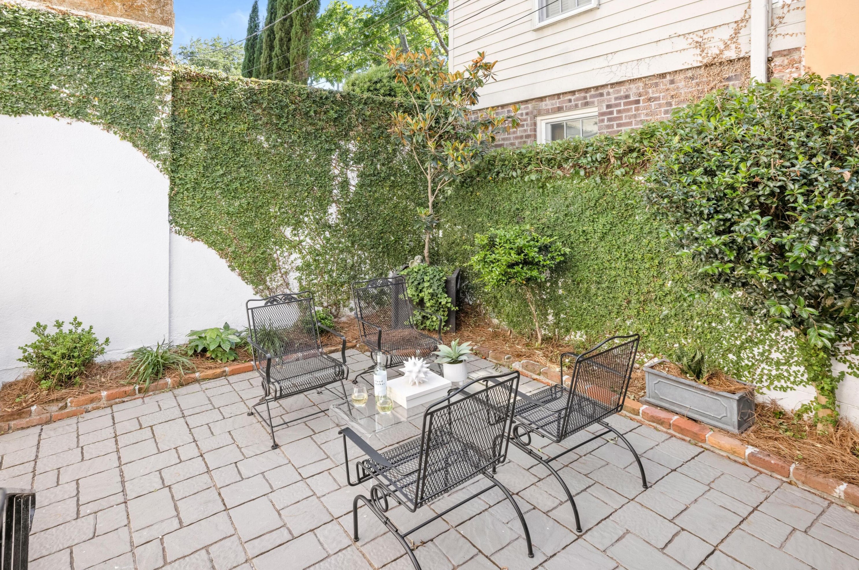 17 Poulnot Ln, Charleston SC  29401-6912 exterior