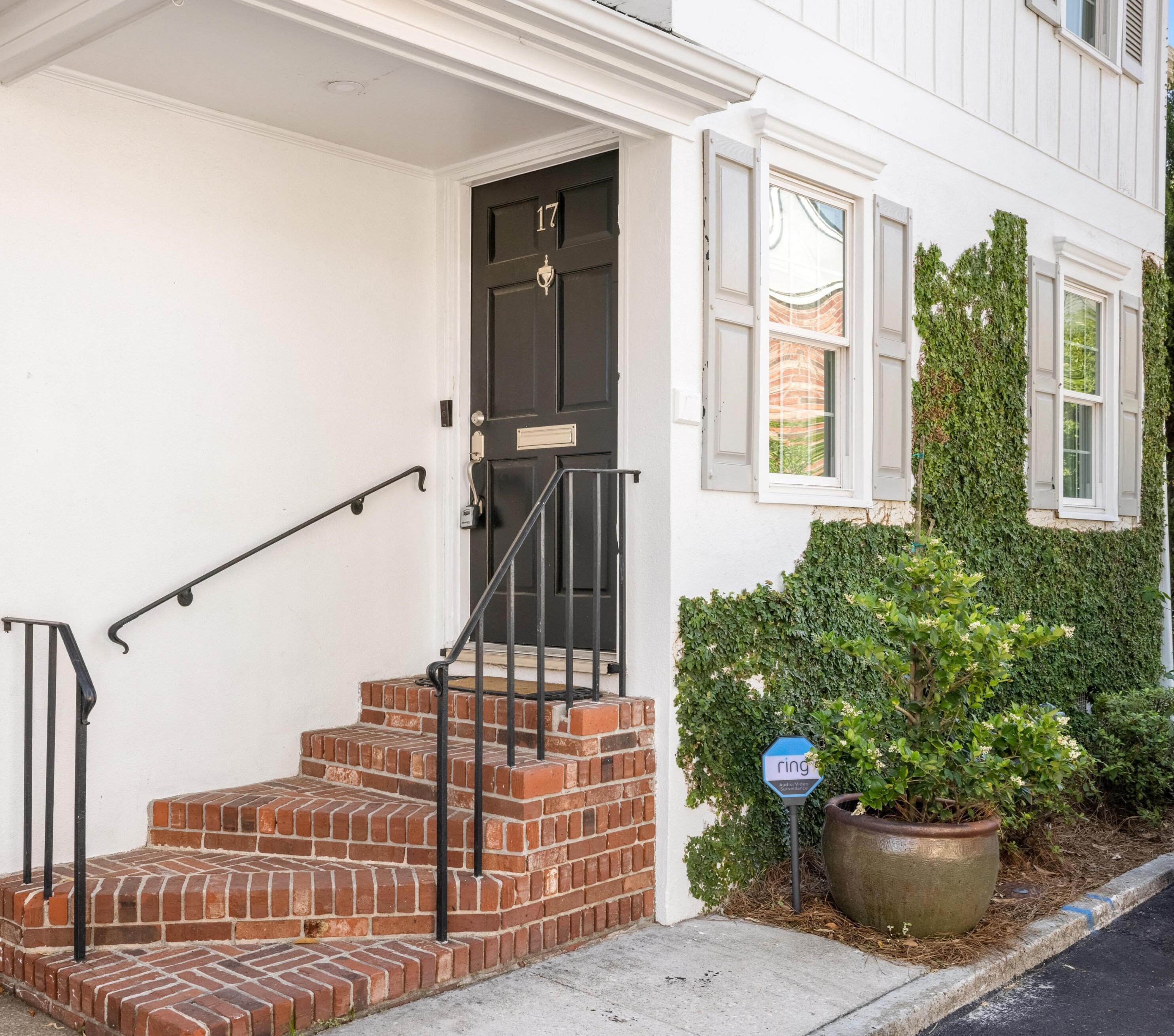 17 Poulnot Ln, Charleston SC  29401-6912 exterior