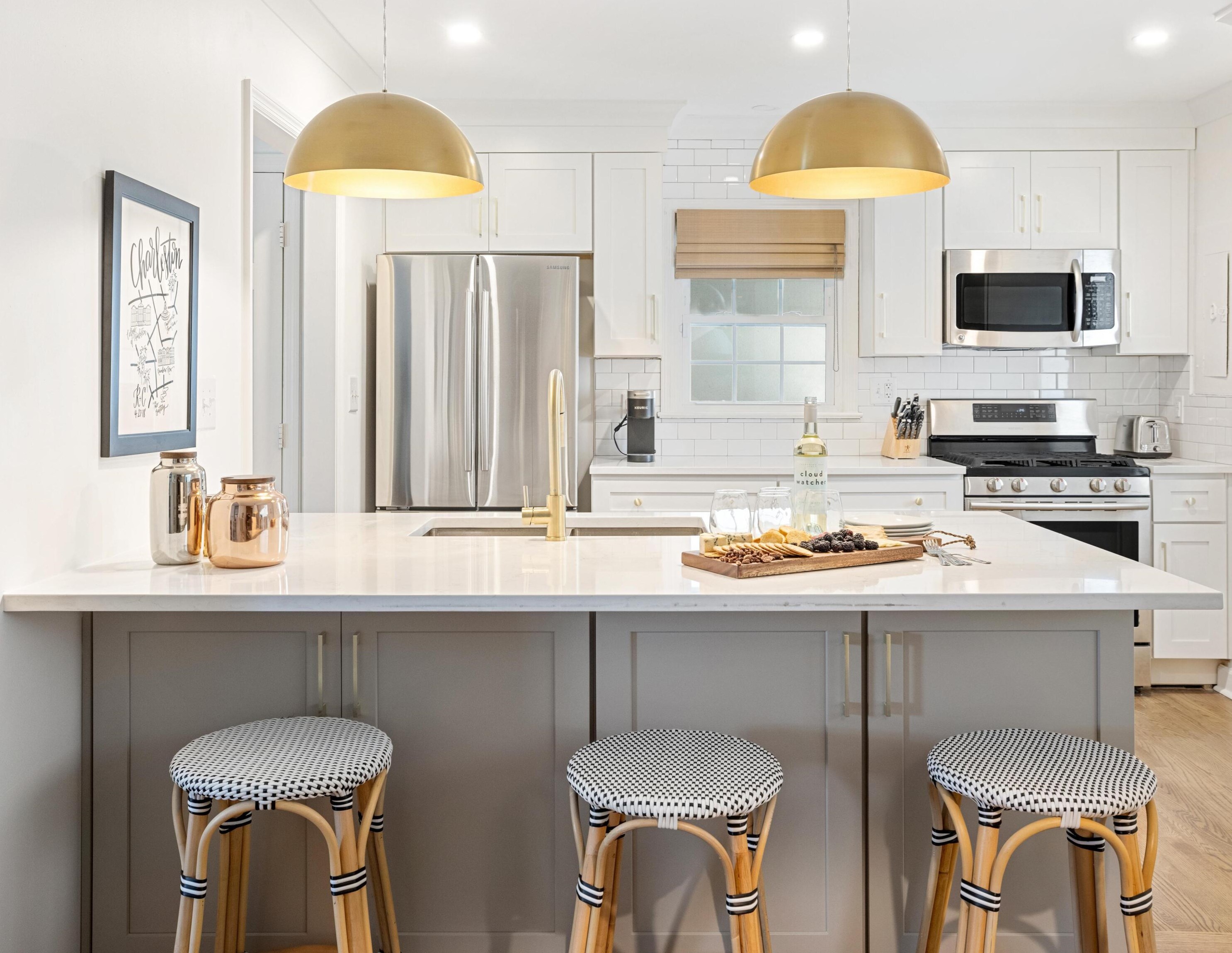 17 Poulnot Ln, Charleston SC  29401-6912 exterior