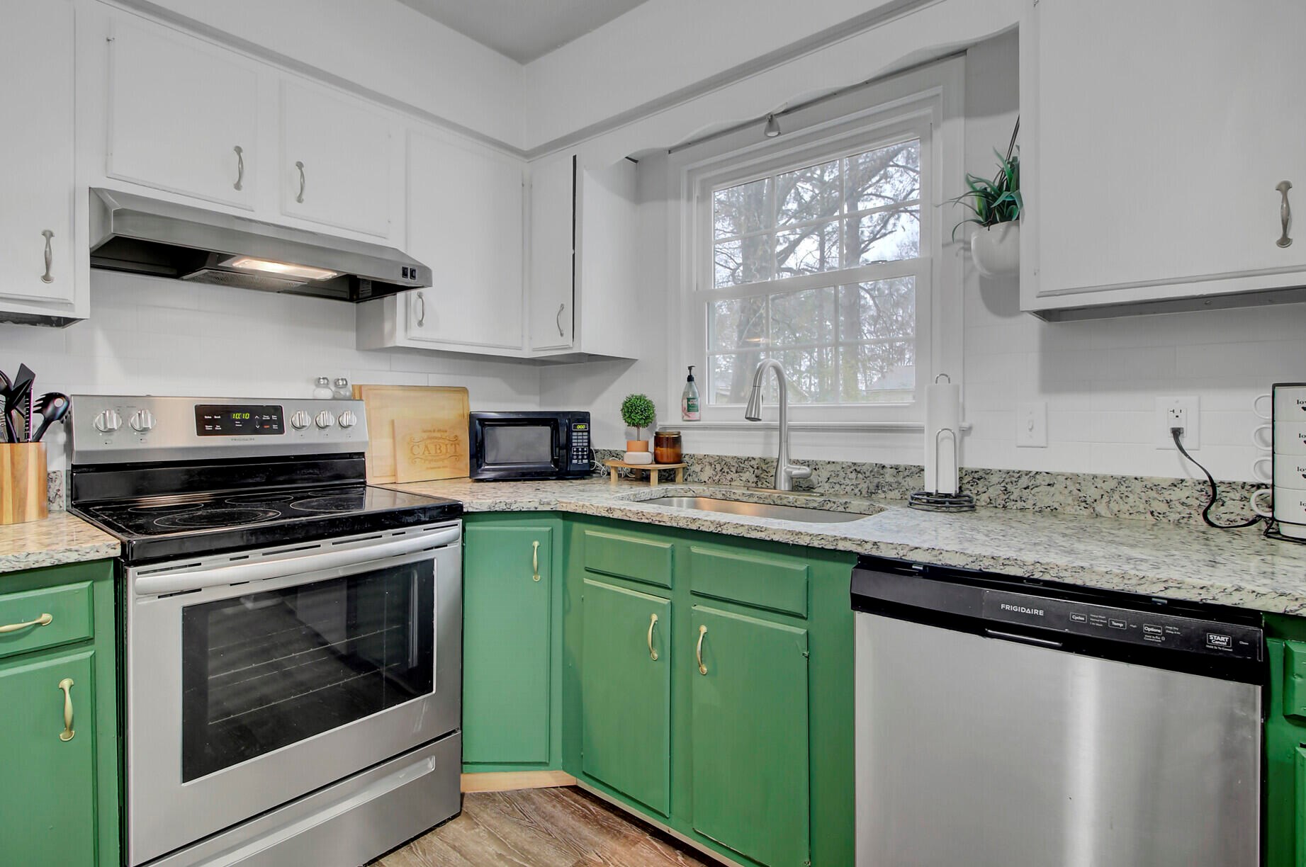 7663 Hillview Ln, Charleston SC  29420-8840 exterior