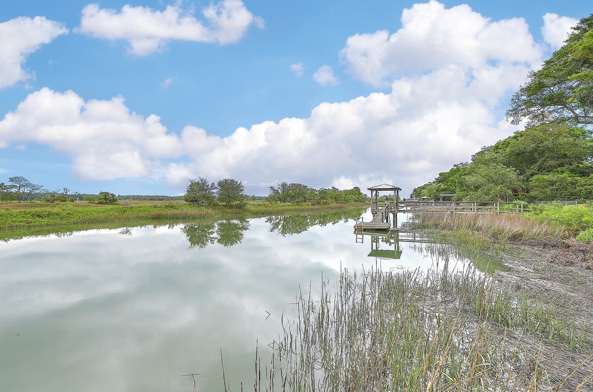 1632 Oak Island Dr, Charleston SC 29412-9519 exterior