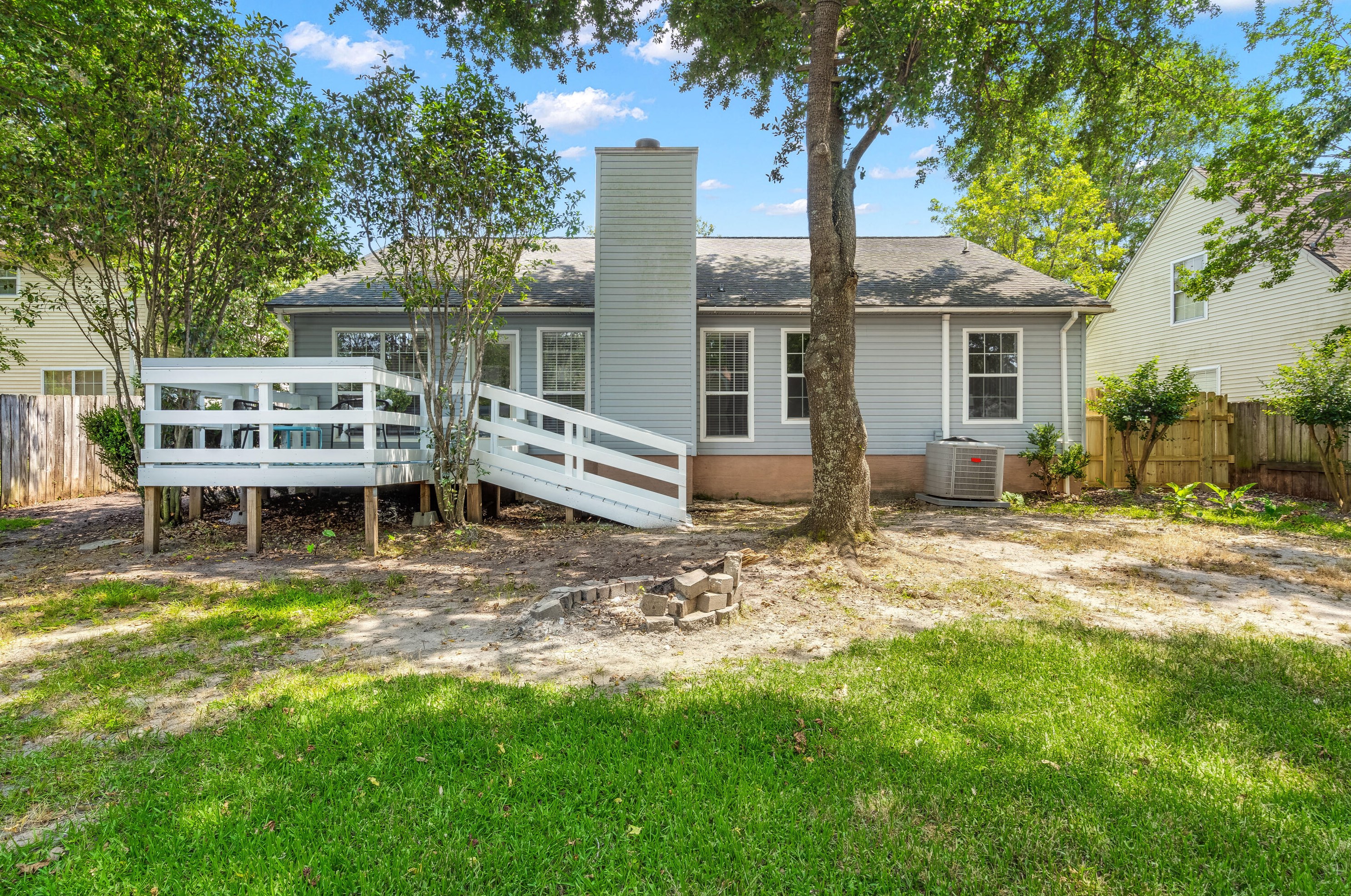 111 Lowndes Rd, Charleston SC  29445-7027 exterior