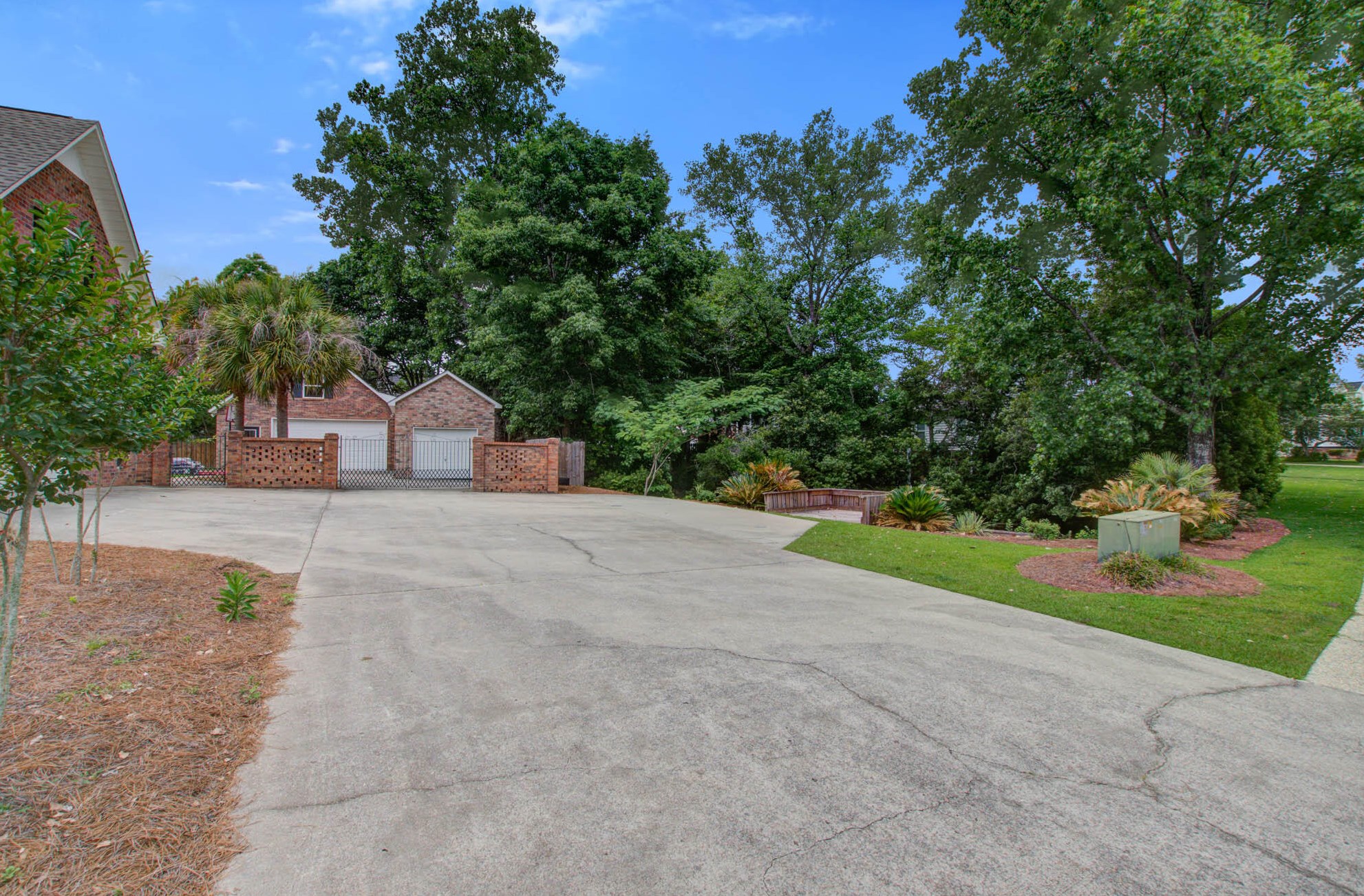 1106 Maplecrest Dr, Moncks Corner SC  29461-2951 exterior