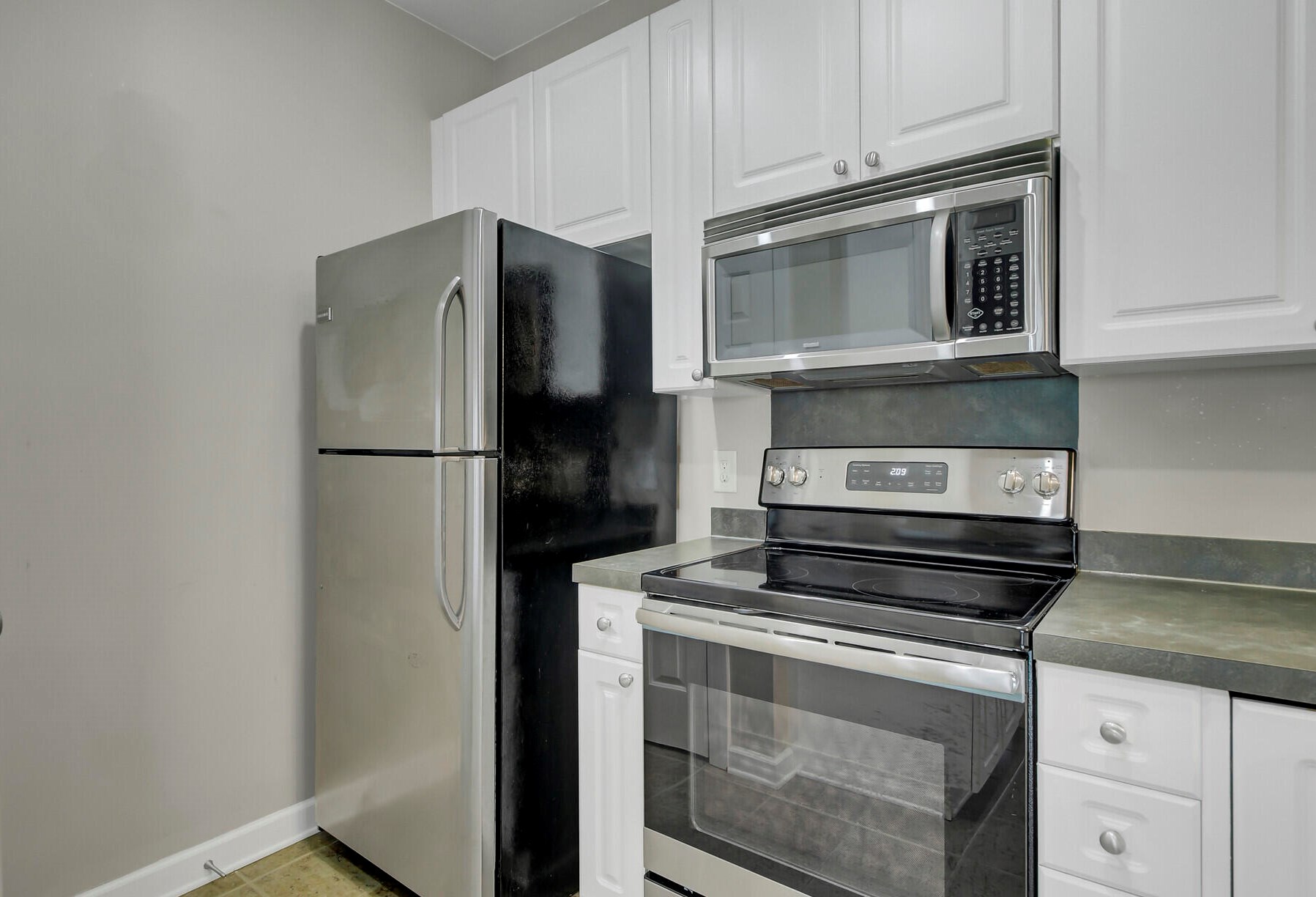 502 Elgin Ct, Charleston SC 29414-9097 exterior