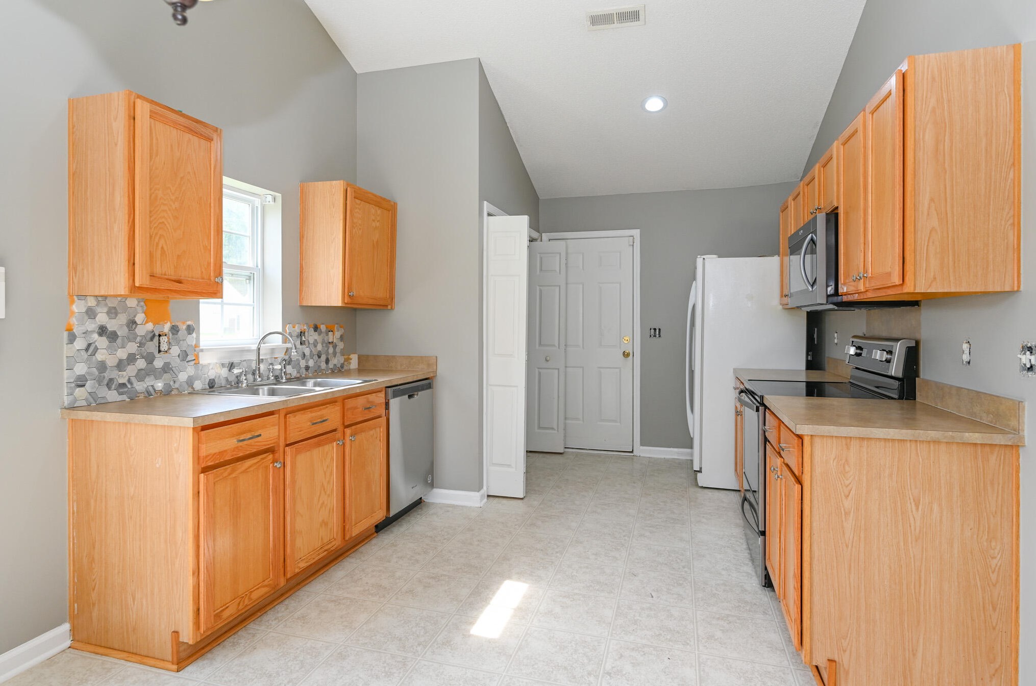 323 Slow Ml Dr, Charleston SC 29445-9641 exterior