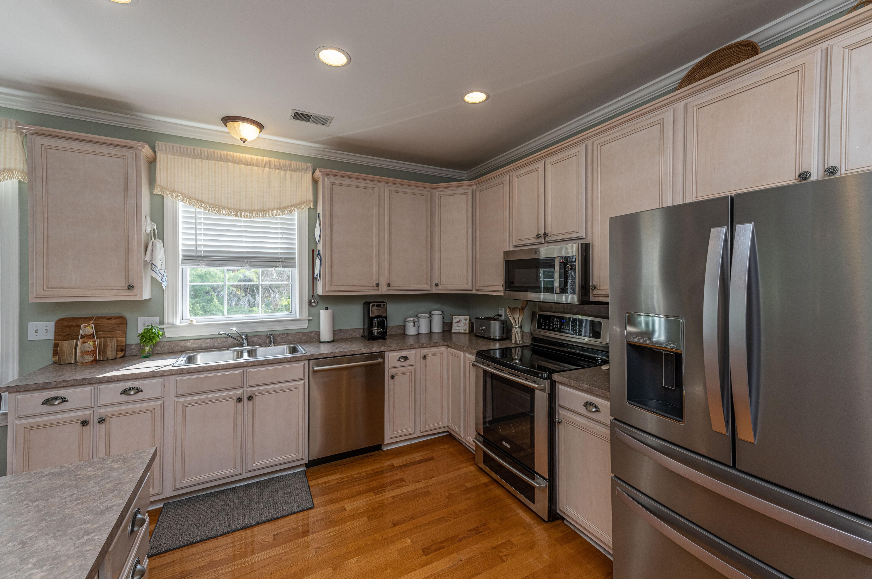 49 Oyster Point Row, Charleston SC  29412-3615 exterior