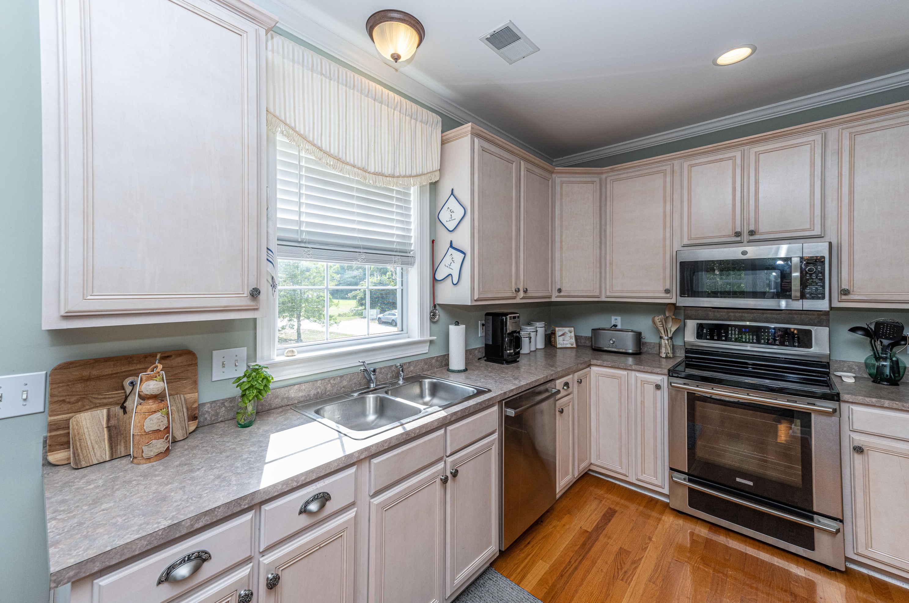 49 Oyster Point Row, Charleston SC  29412-3615 exterior