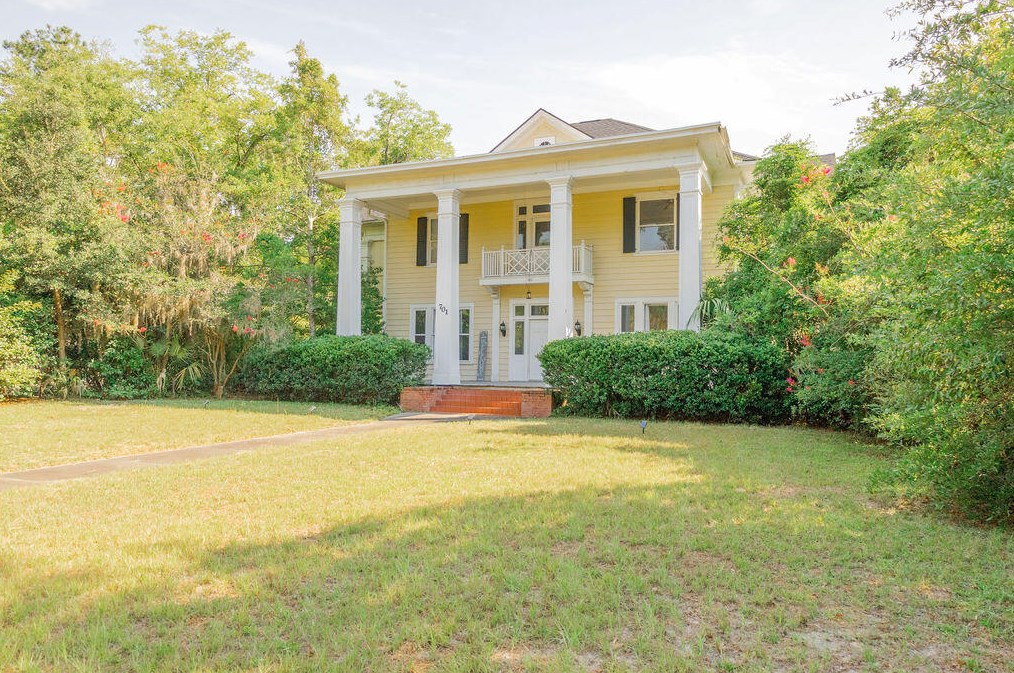701 Hampton St, Walterboro SC  29488-4125 exterior