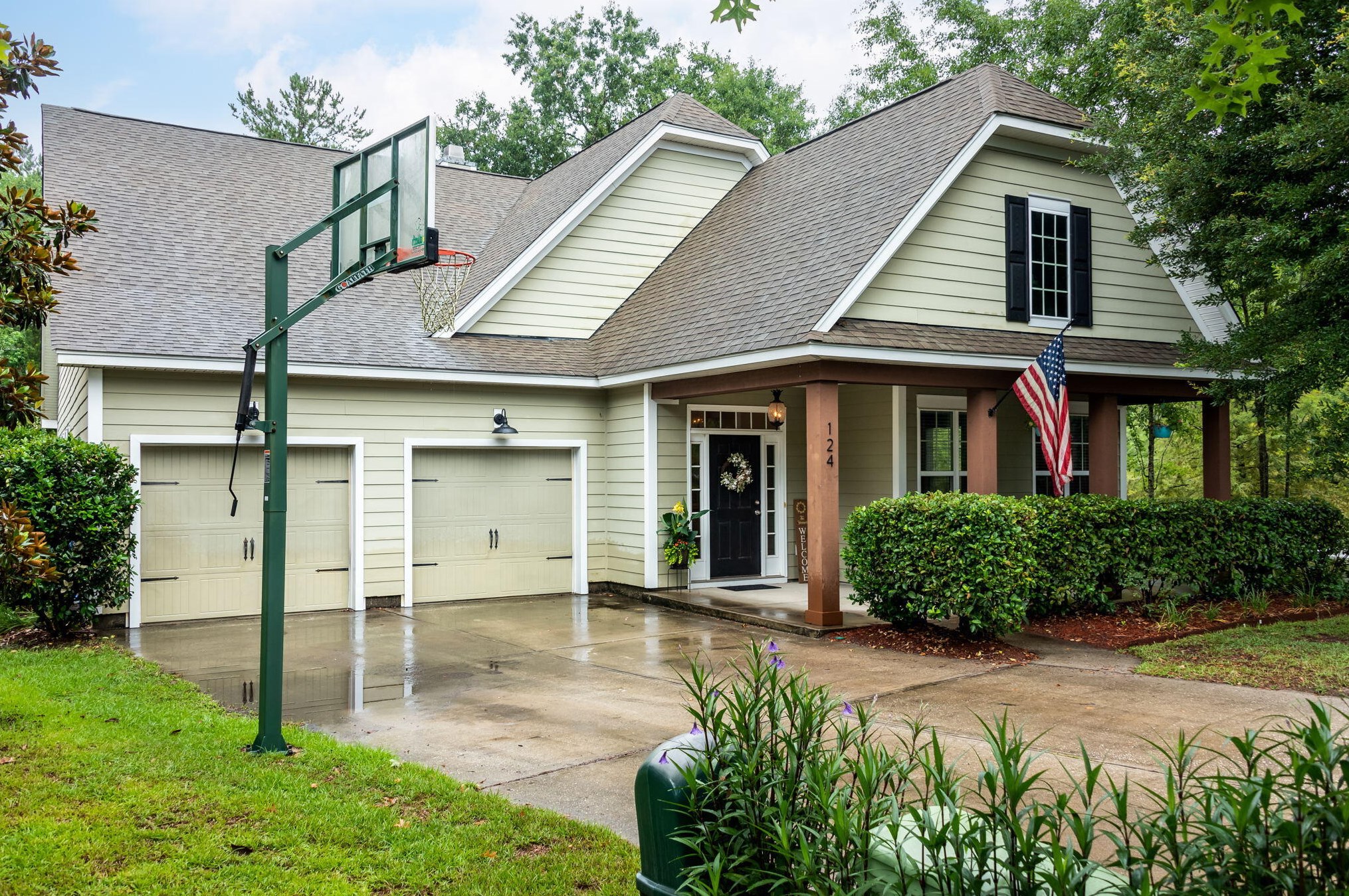 124 Comiskey Park Cir, Summerville SC  29485-7335 exterior