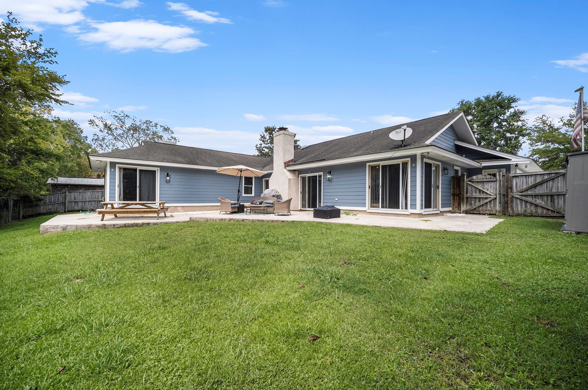 2899 Doncaster Dr, Charleston SC  29414-6737 exterior