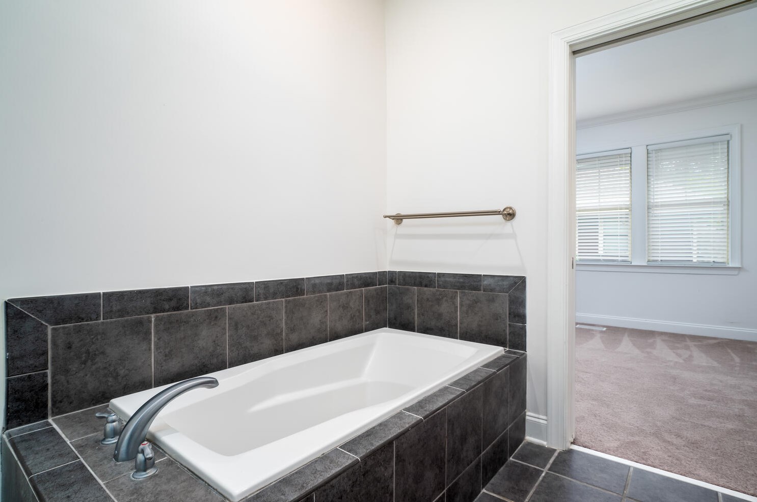 5514 Colonial Chatsworth Cir, Charleston SC 29418-2752 exterior