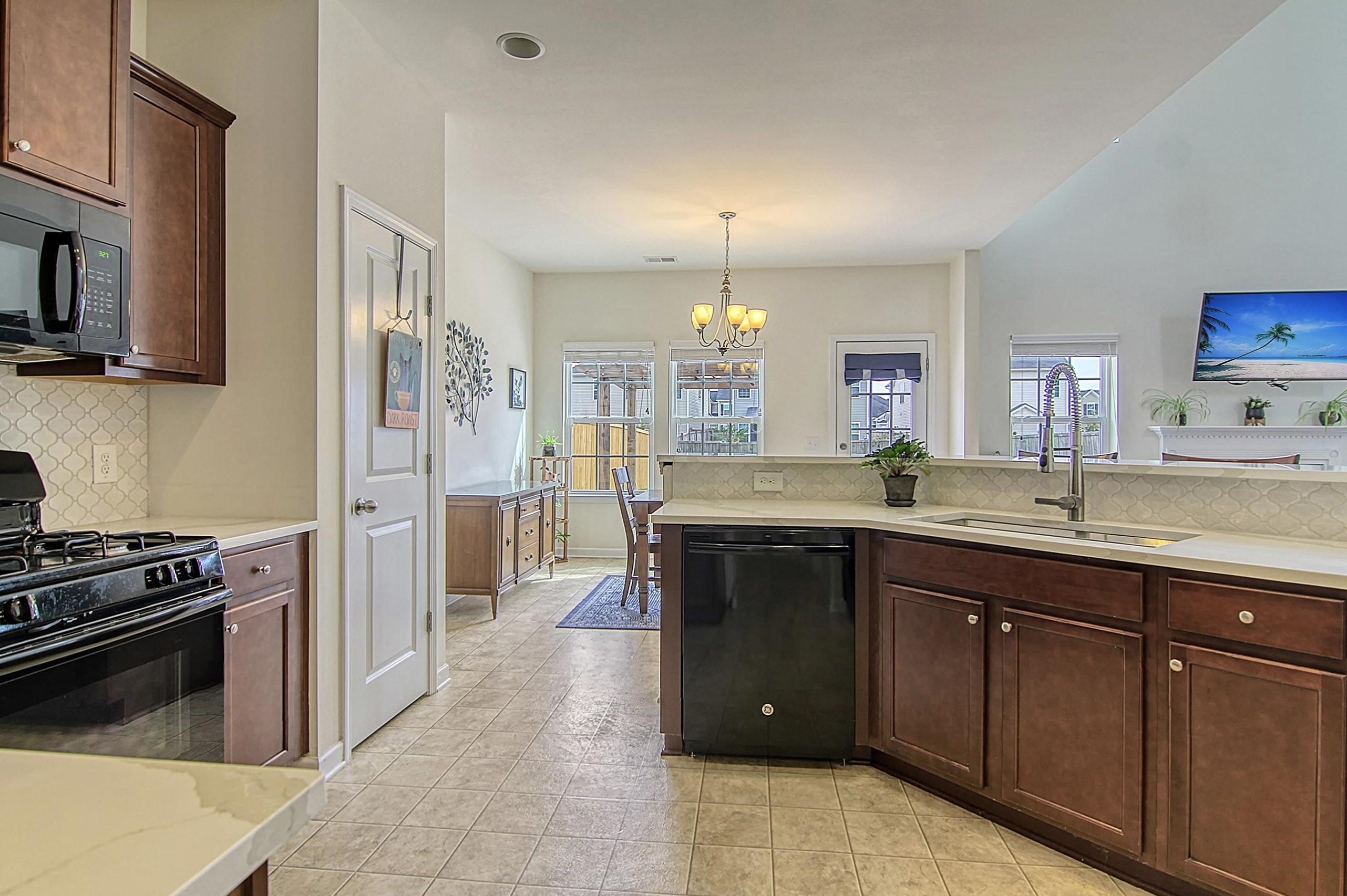 460 Whispering Breeze Ln, Summerville SC  29486 exterior