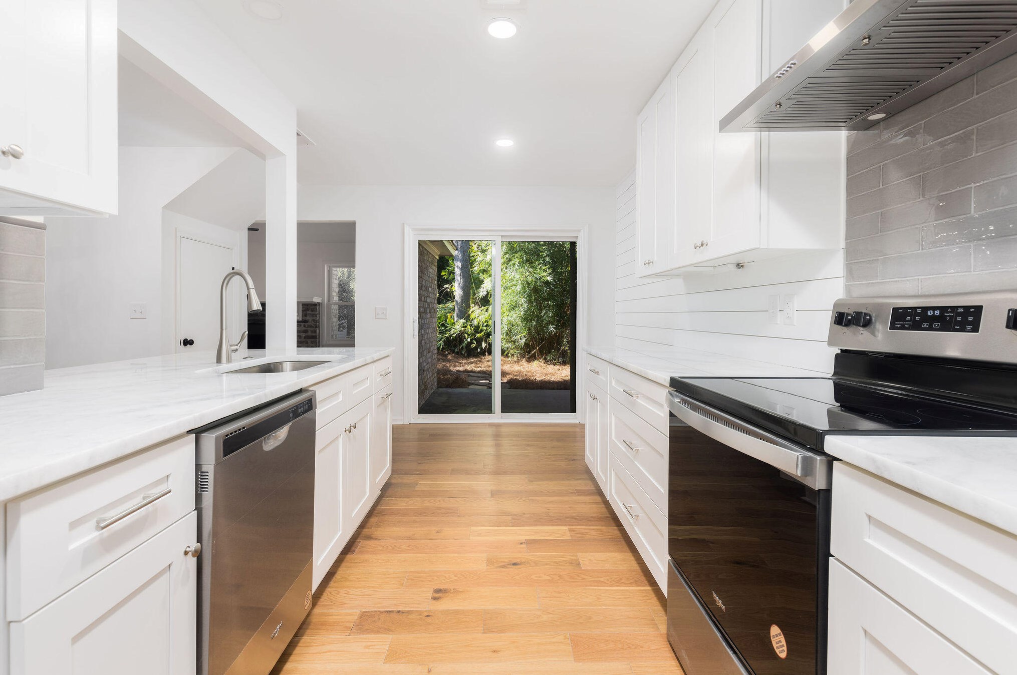 102 Scottswood Dr, Charleston SC  29418-3020 exterior