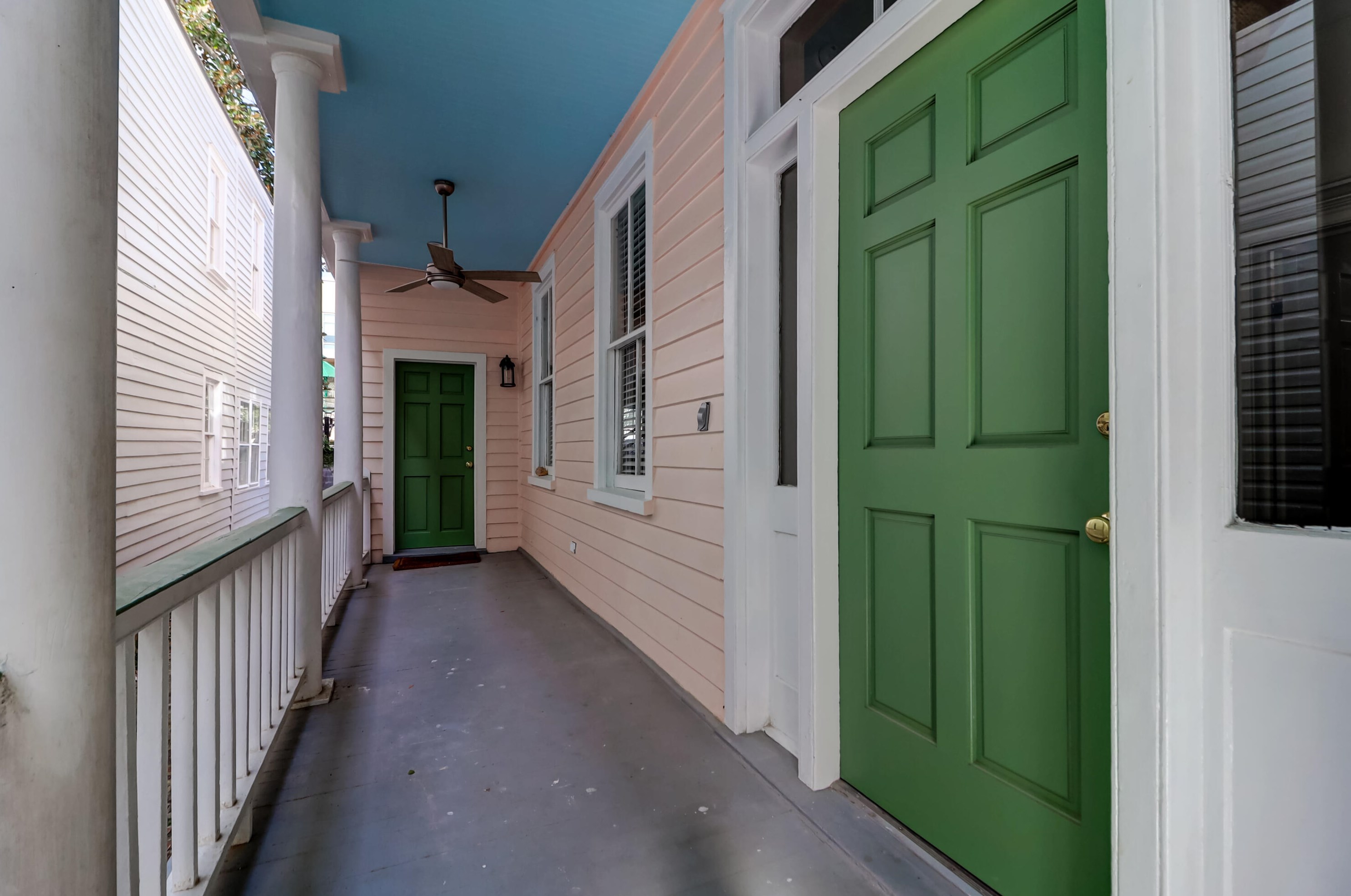 114 Queen St, Charleston SC  29401-2425 exterior