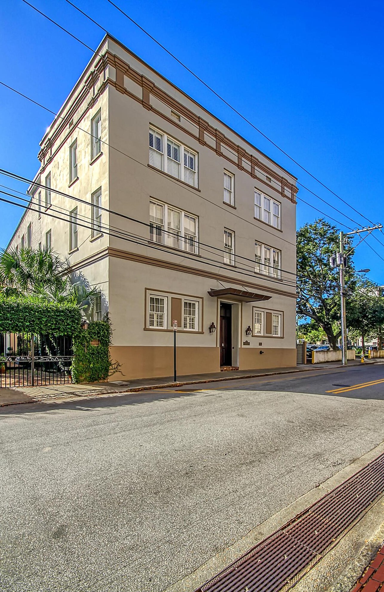85 Cumberland St, Charleston SC  29401-3142 exterior