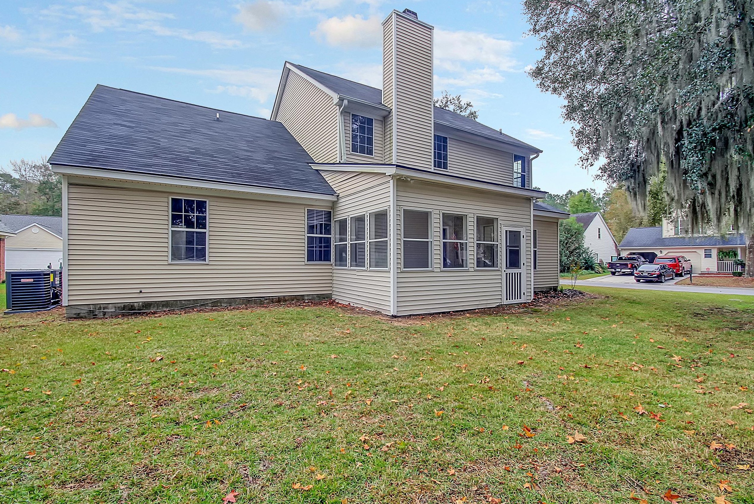 8528 Falling Leaf Ln, Charleston SC  29420-6852 exterior