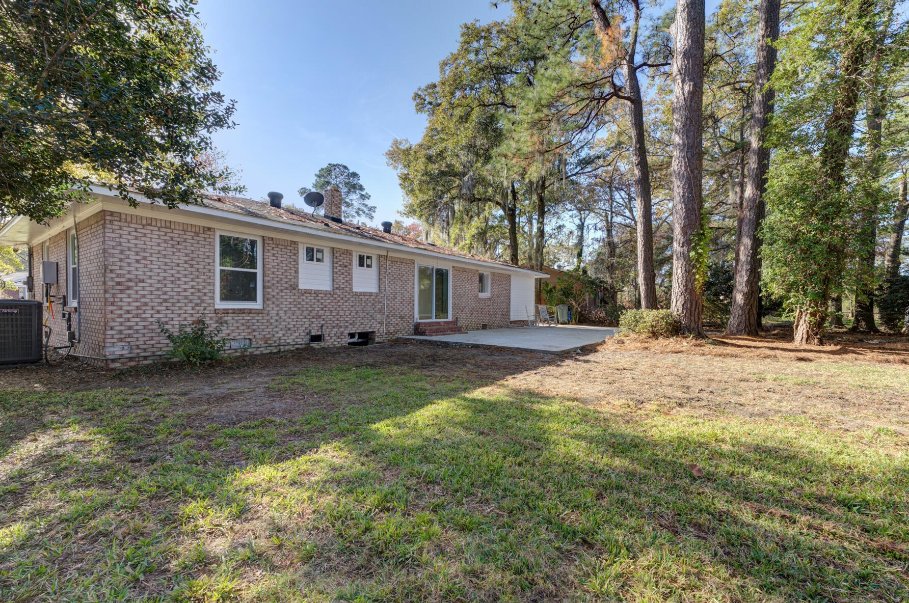 1110 Woodside Dr, Charleston SC  29412-9362 exterior