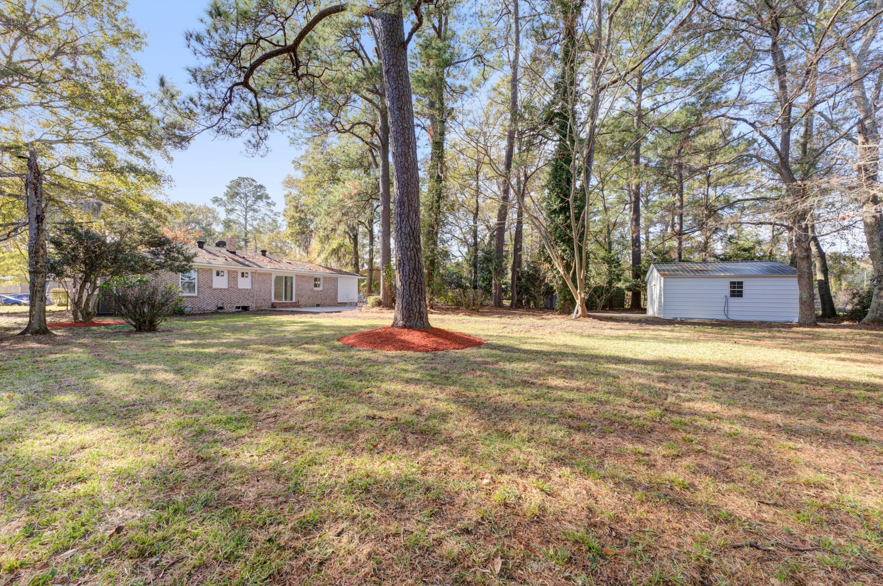 1110 Woodside Dr, Charleston SC  29412-9362 exterior
