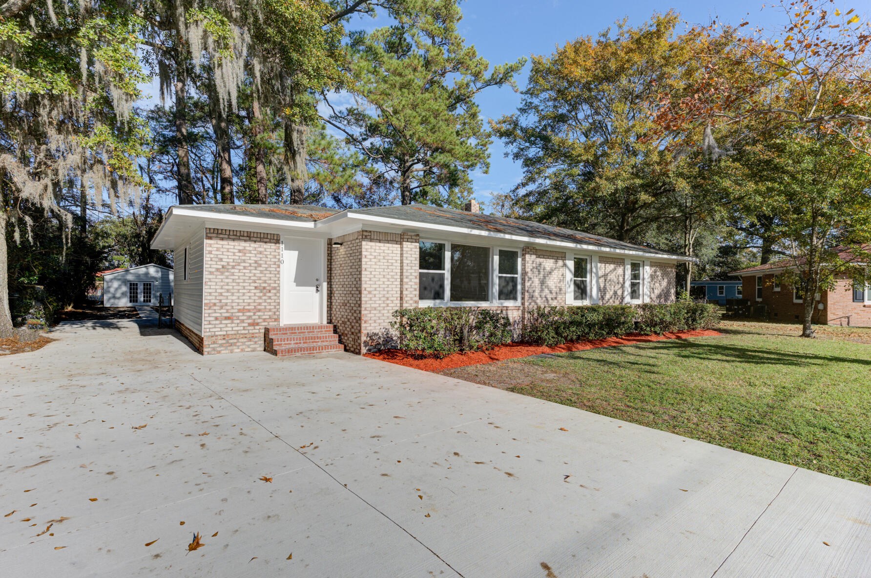 1110 Woodside Dr, Charleston SC  29412-9362 exterior