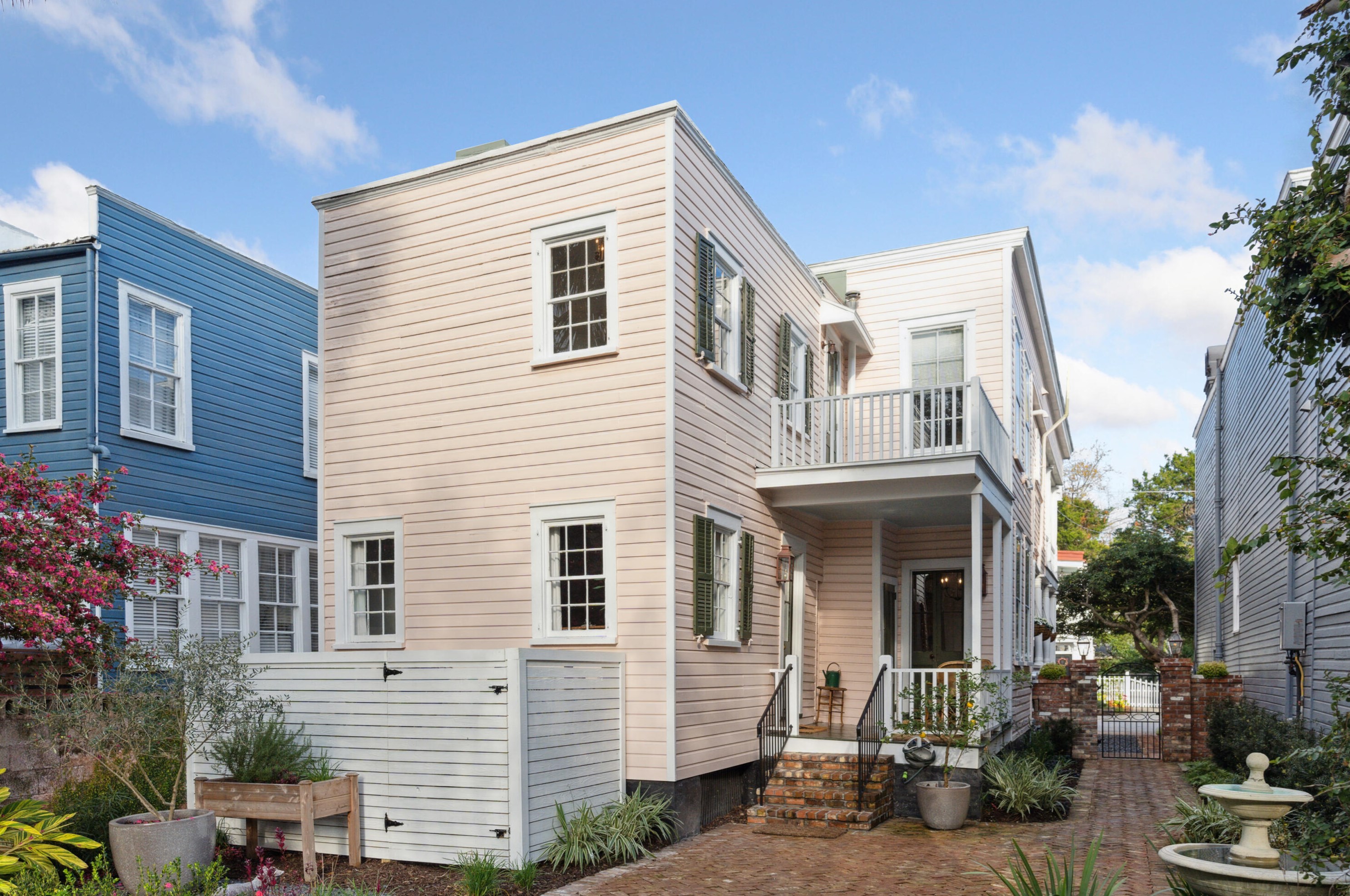 27 Gadsden St, Charleston SC  29401-1205 exterior