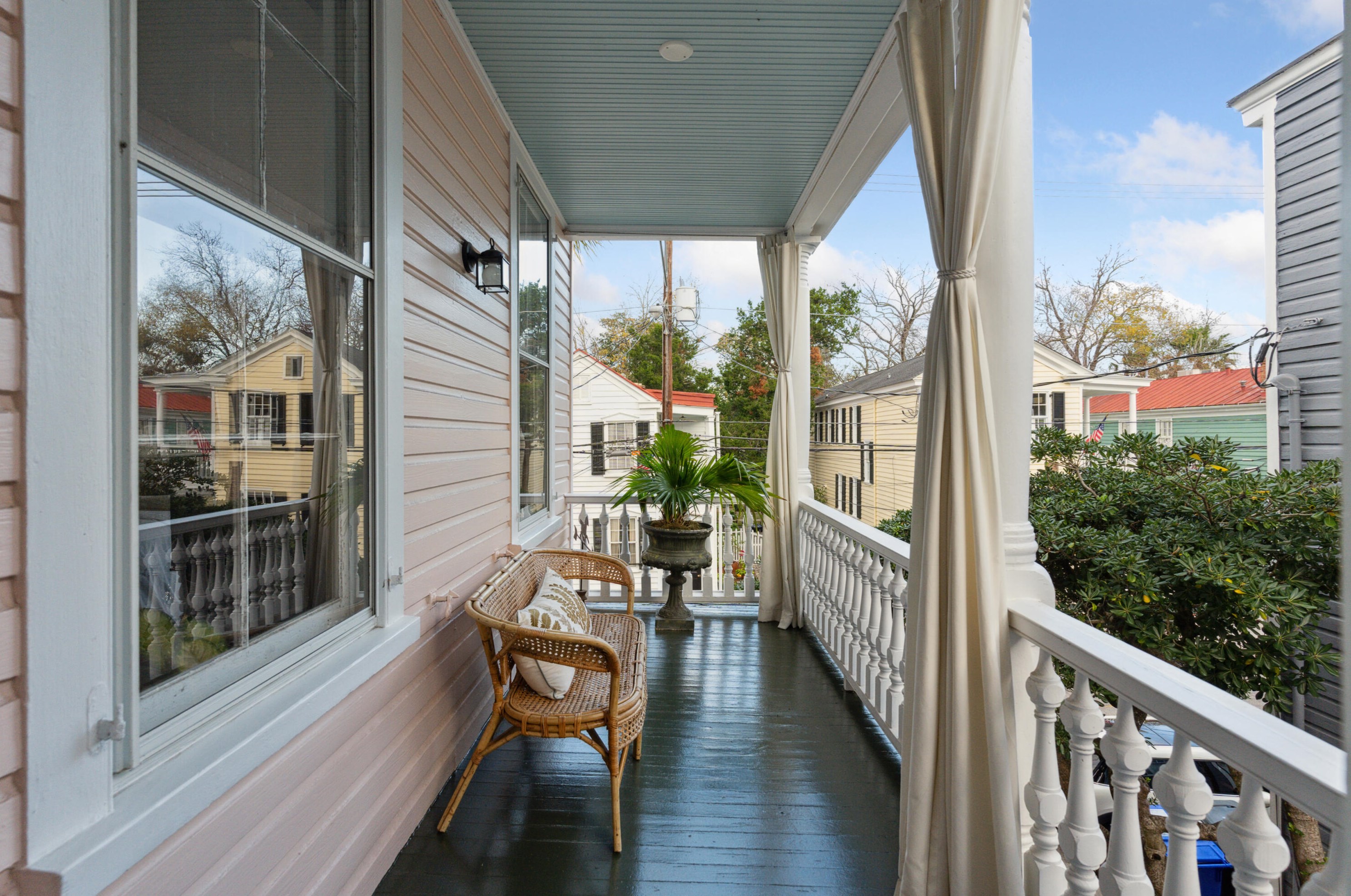 27 Gadsden St, Charleston SC  29401-1205 exterior