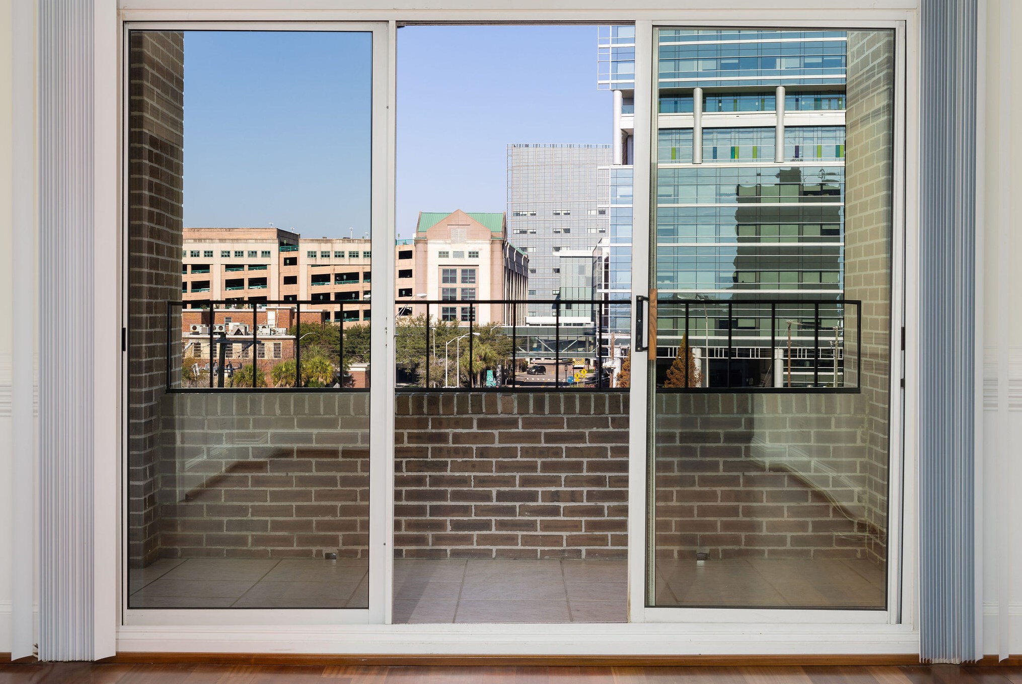 14 Lockwood Dr, Charleston SC  29401-1126 exterior