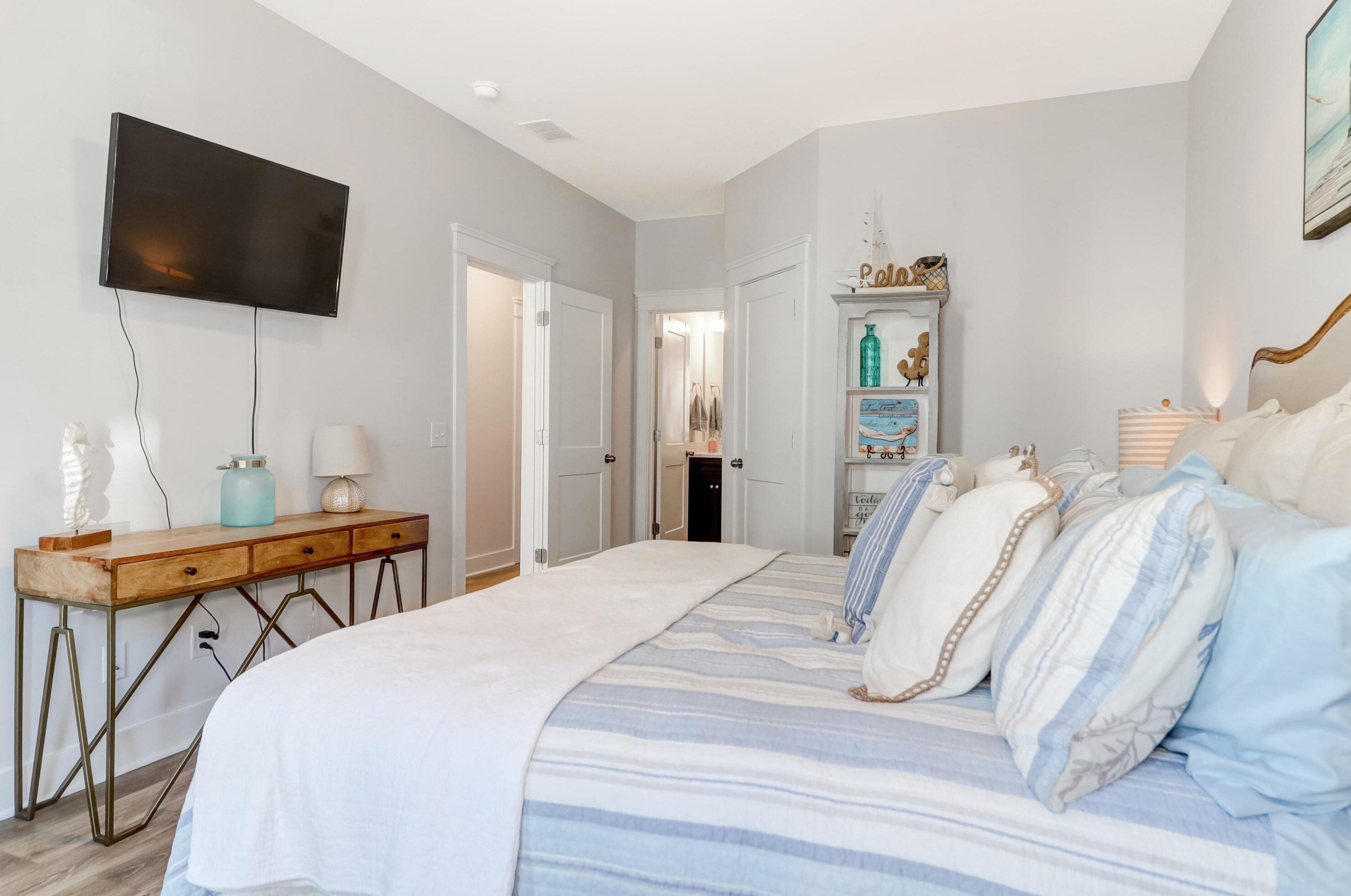 4566 Mixson Ave, Charleston SC  29405-5110 exterior