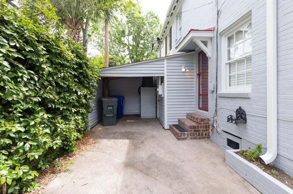 2 Smith St, Charleston SC  29401-1706 exterior