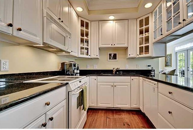 207 Wentworth St, Charleston SC  29401-1209 exterior