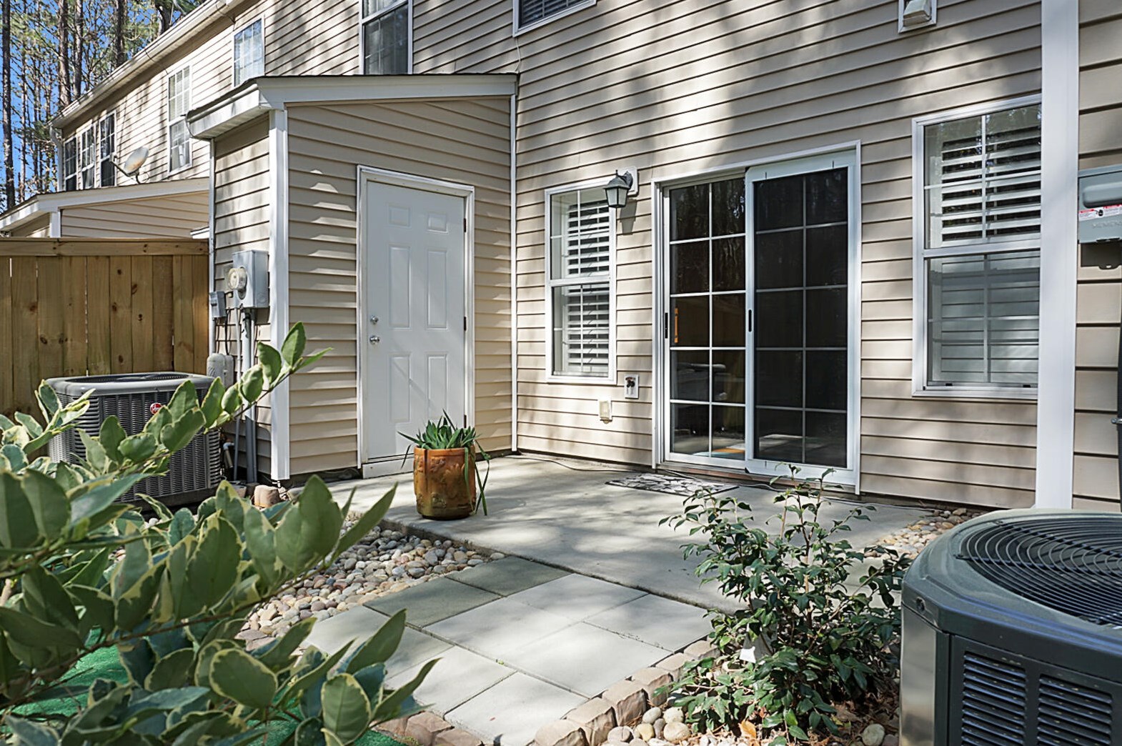 1139 Island Club Dr, Charleston SC  29492-8110 exterior