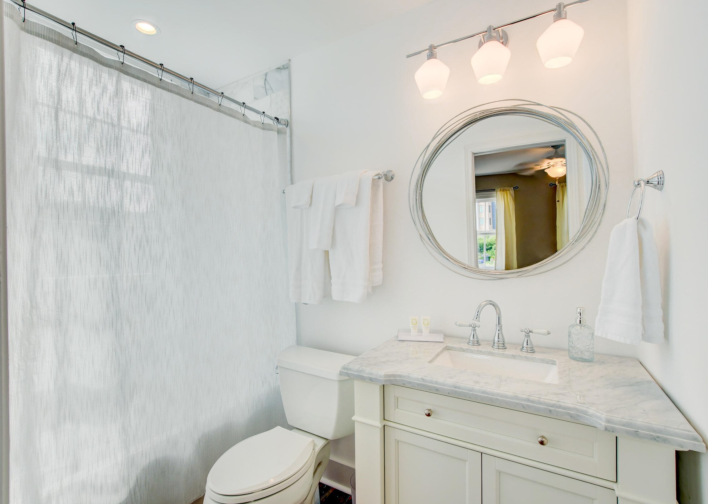 67 Line St, Charleston SC 29403-5419 exterior