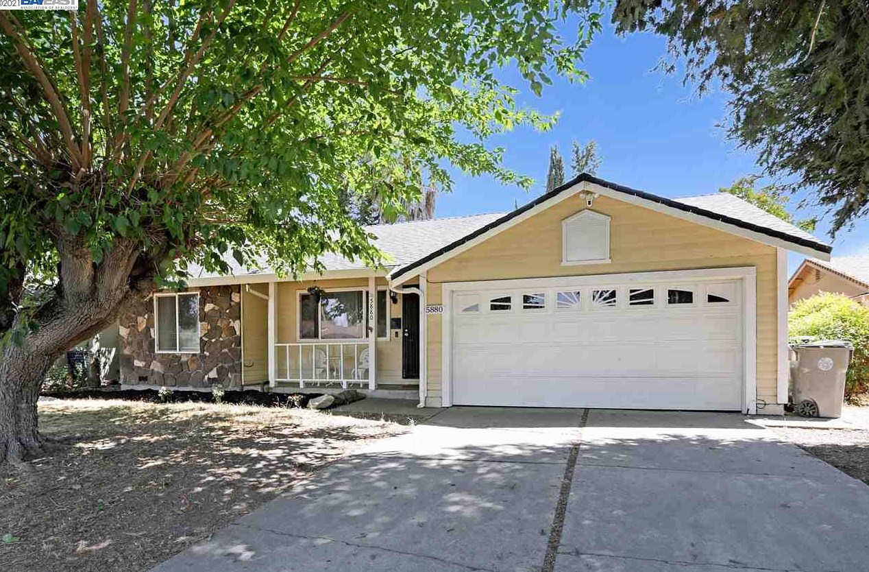 5880 Hollyhurst Way, Sacramento CA  95823-5214 exterior