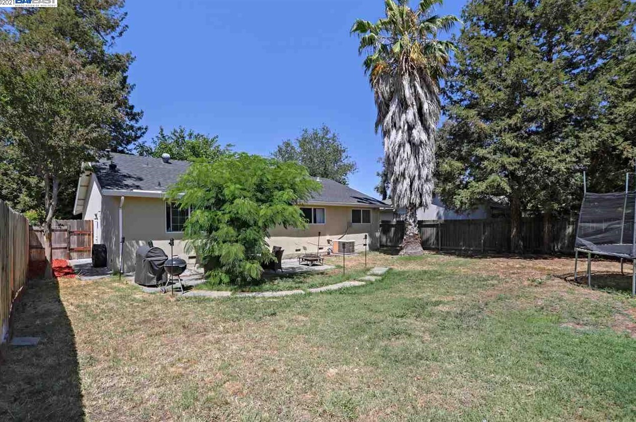 5880 Hollyhurst Way, Sacramento CA  95823-5214 exterior