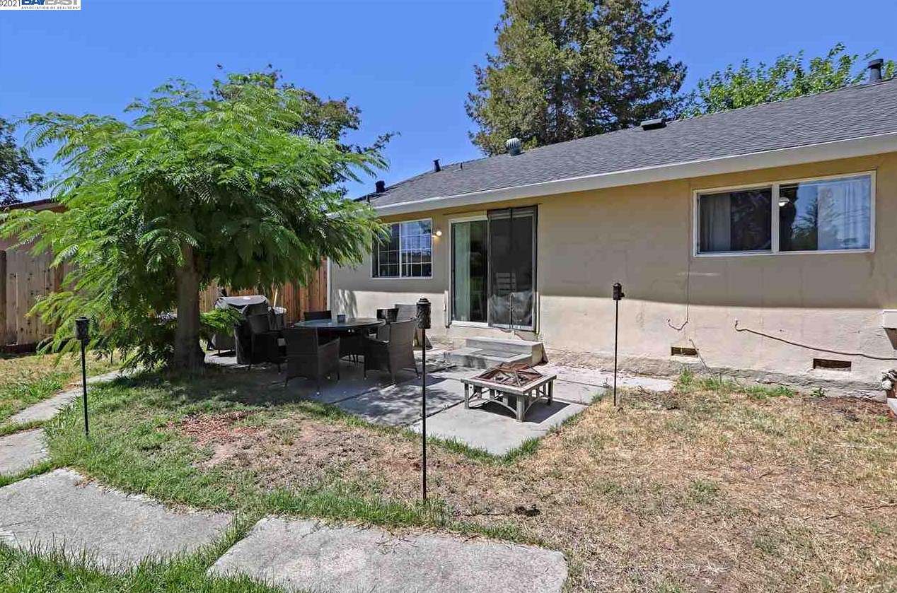 5880 Hollyhurst Way, Sacramento CA  95823-5214 exterior