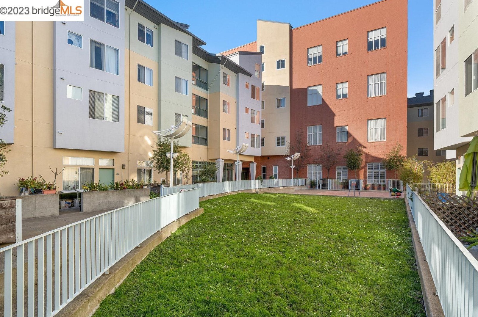 135 Valencia St, San Francisco CA  94103-1185 exterior