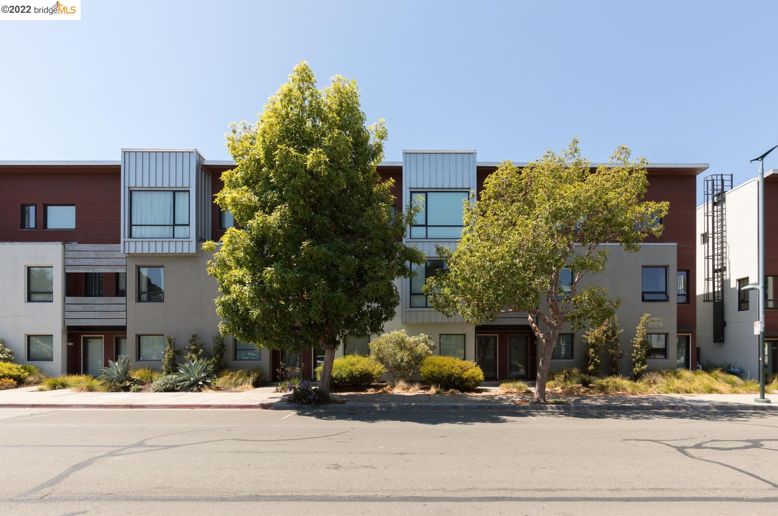 1208 Wood St, Oakland CA  94607-1527 exterior