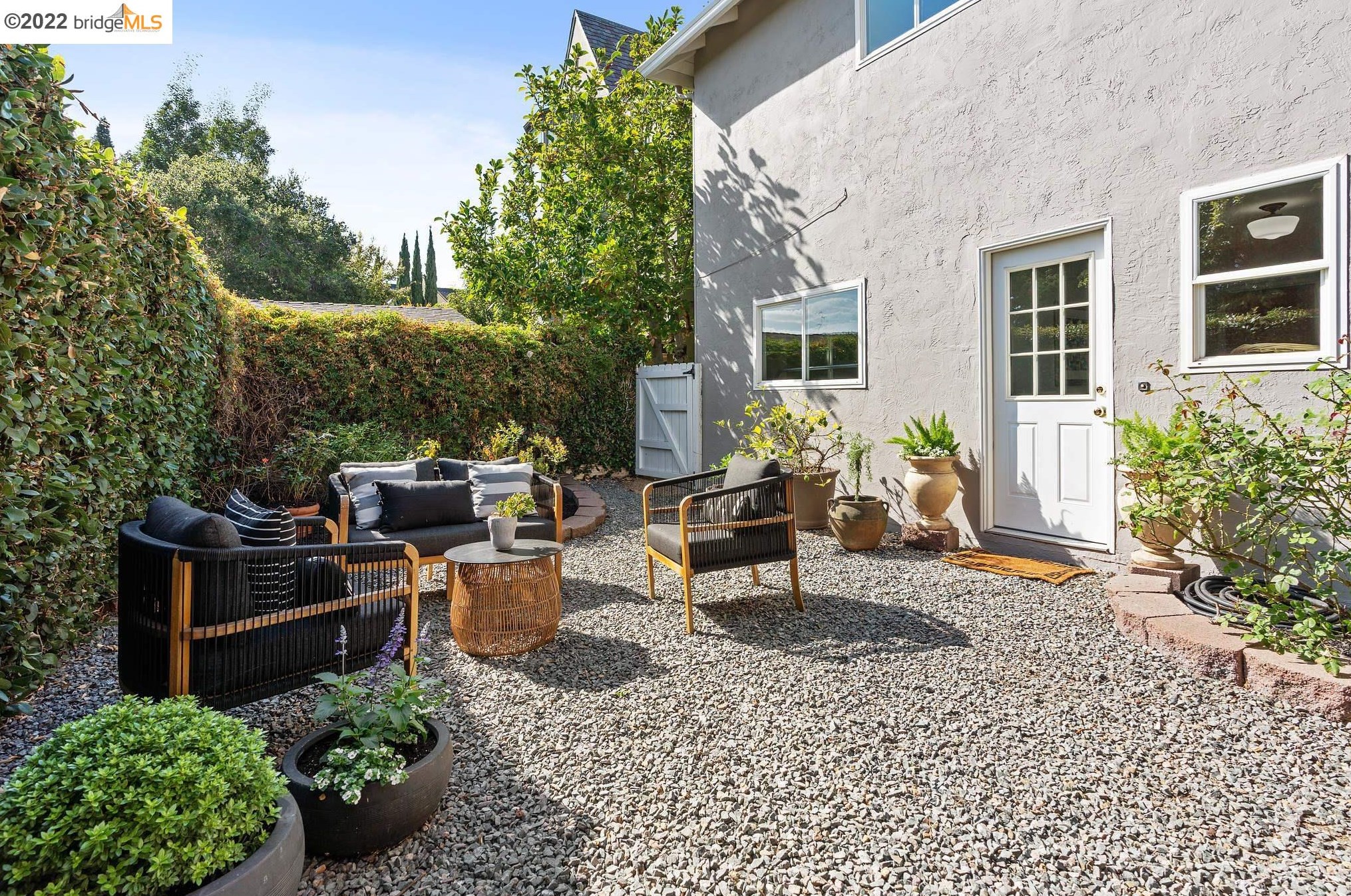 935 Longridge Rd, Oakland CA  94610-2443 exterior