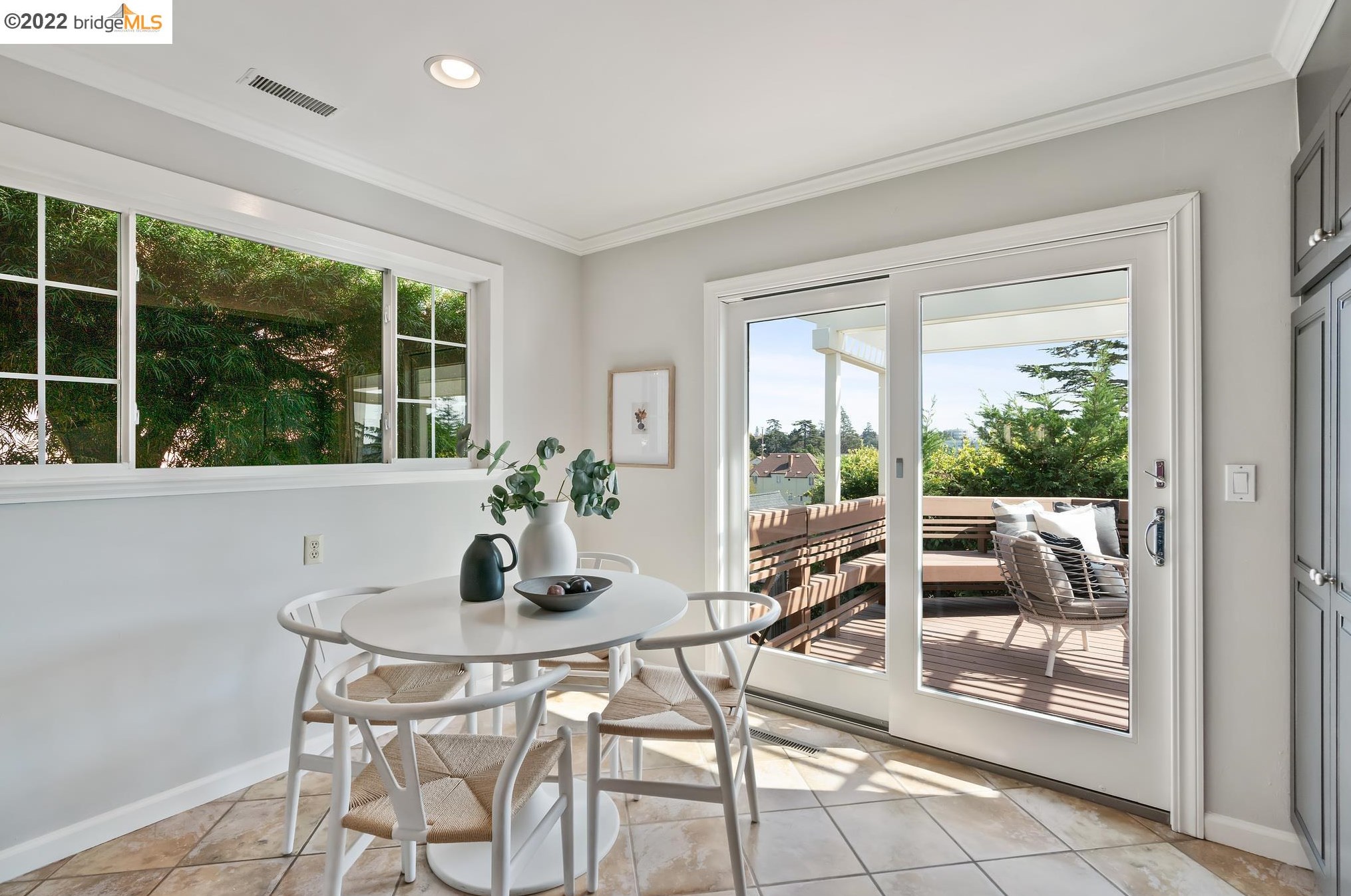 935 Longridge Rd, Oakland CA  94610-2443 exterior