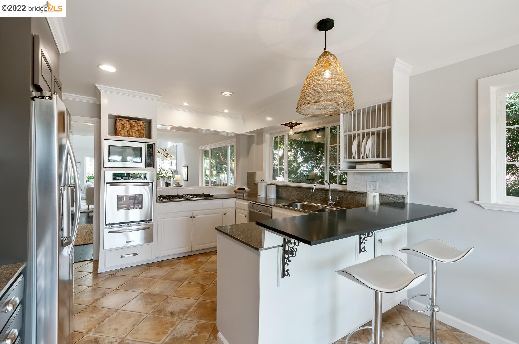 935 Longridge Rd, Oakland CA  94610-2443 exterior