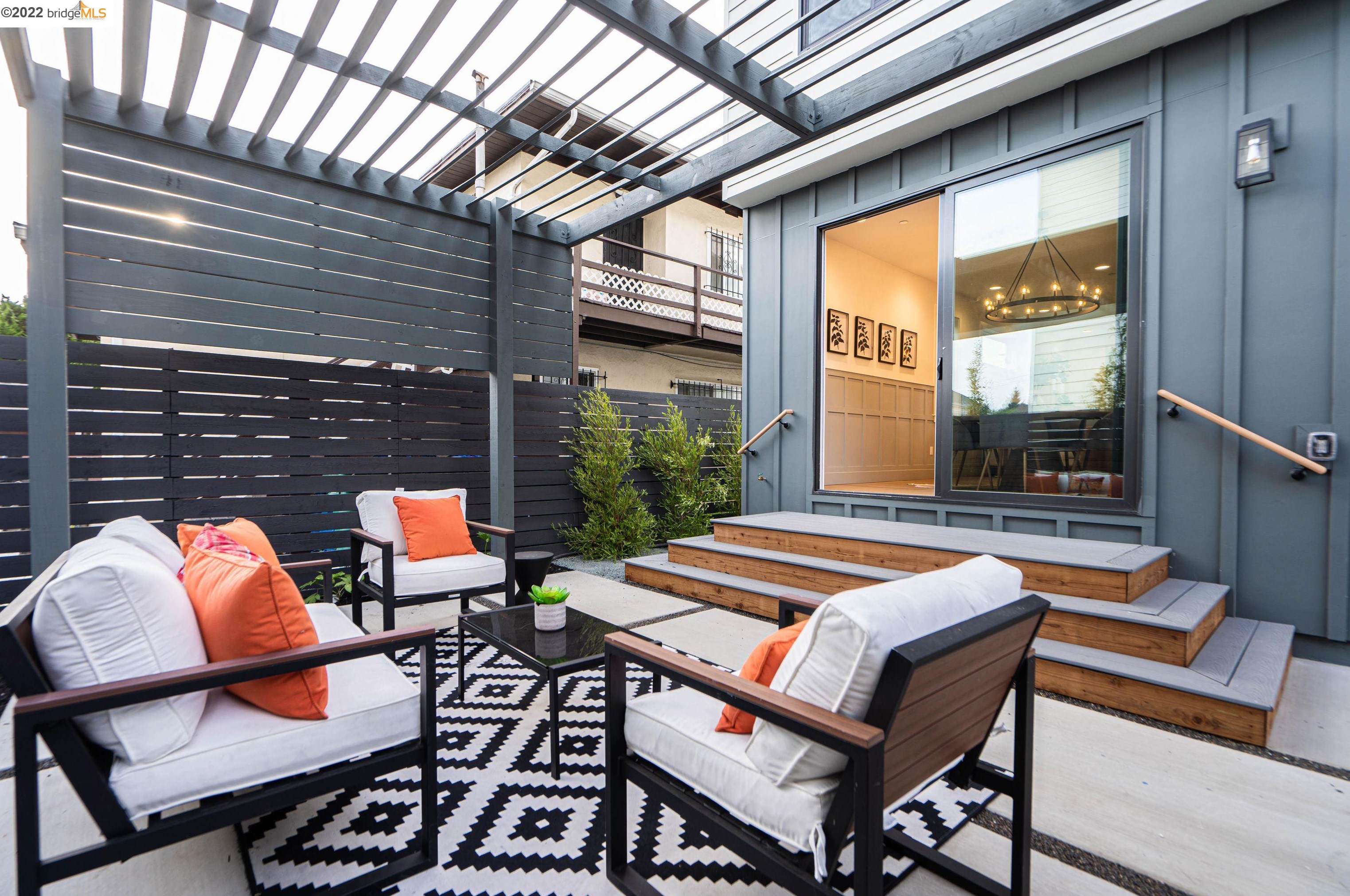 1049 61 St, Oakland CA 94608-2355 exterior