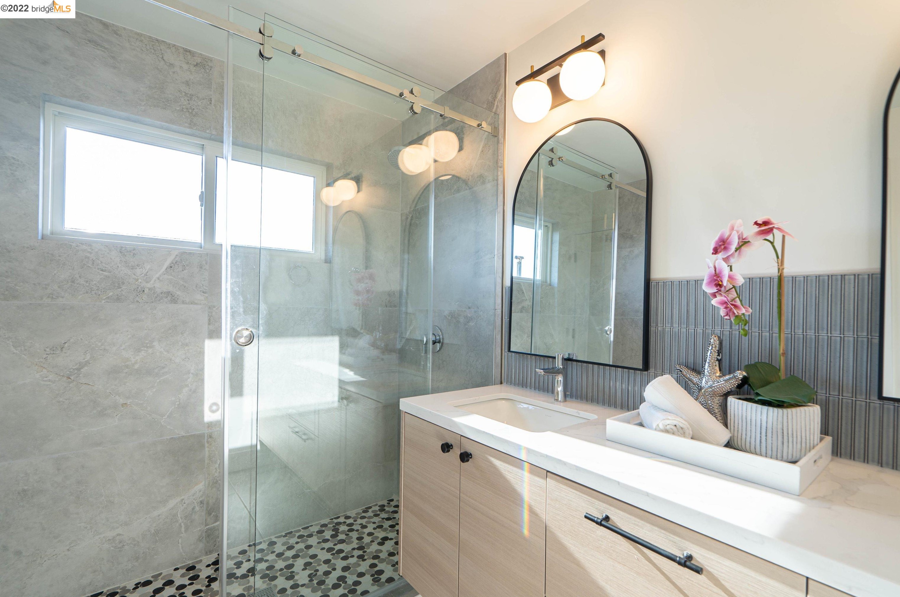 1049 61 St, Oakland CA 94608-2355 exterior