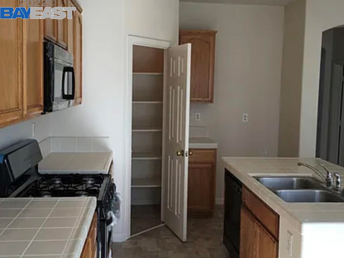 1825 Liquid Amber Ln, Ceres CA 95307-7418 exterior