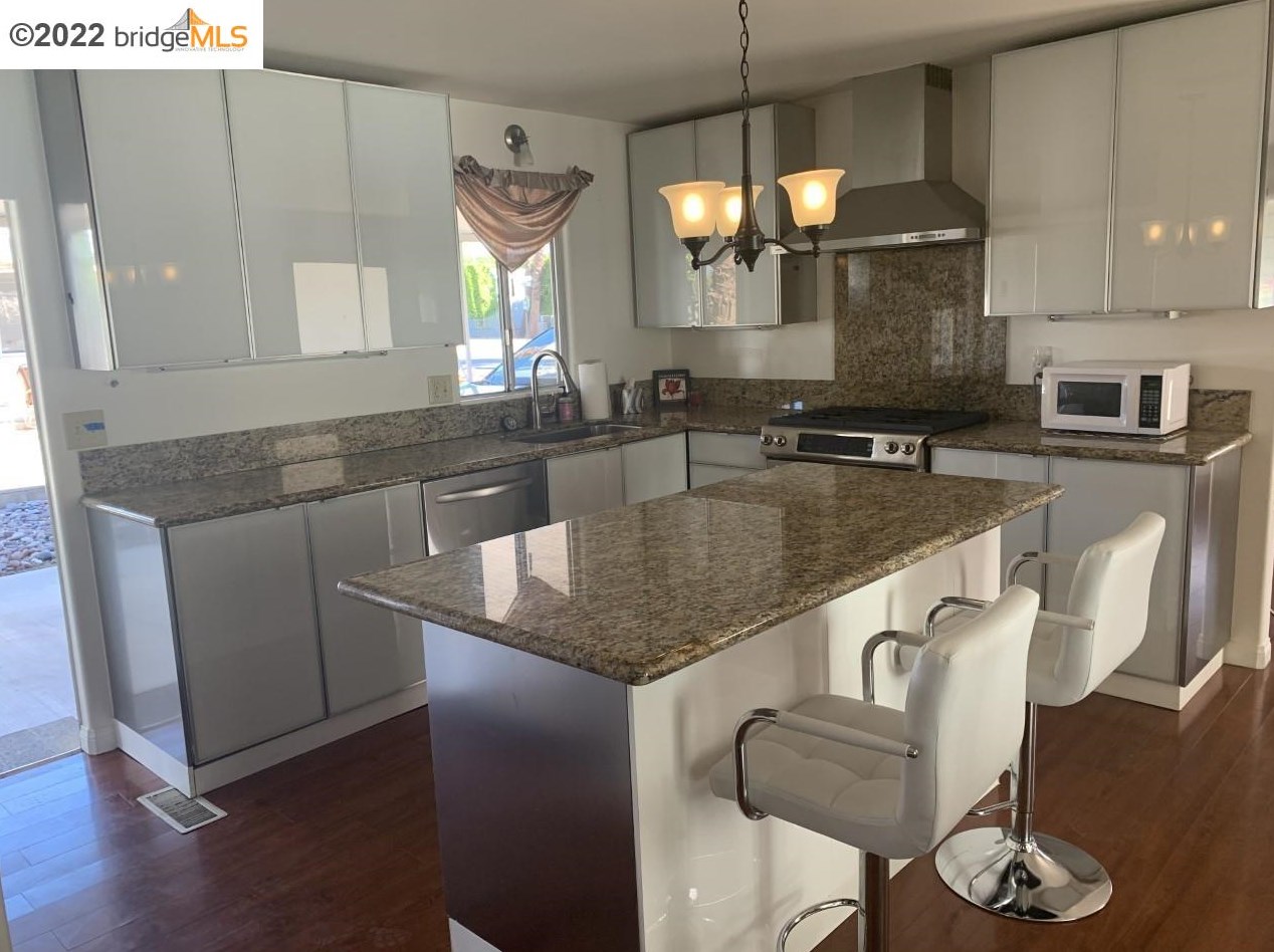 10 Via Valverde, Cathedral City CA  92234-1528 exterior