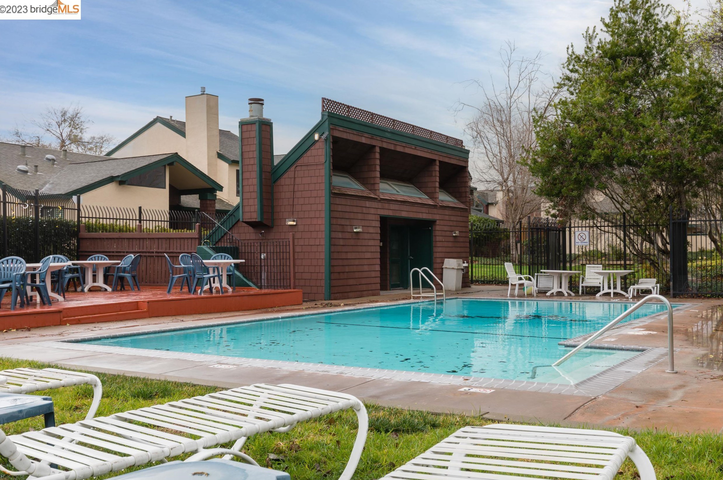 1101 Ironwood Rd, Alameda CA  94502-6620 exterior