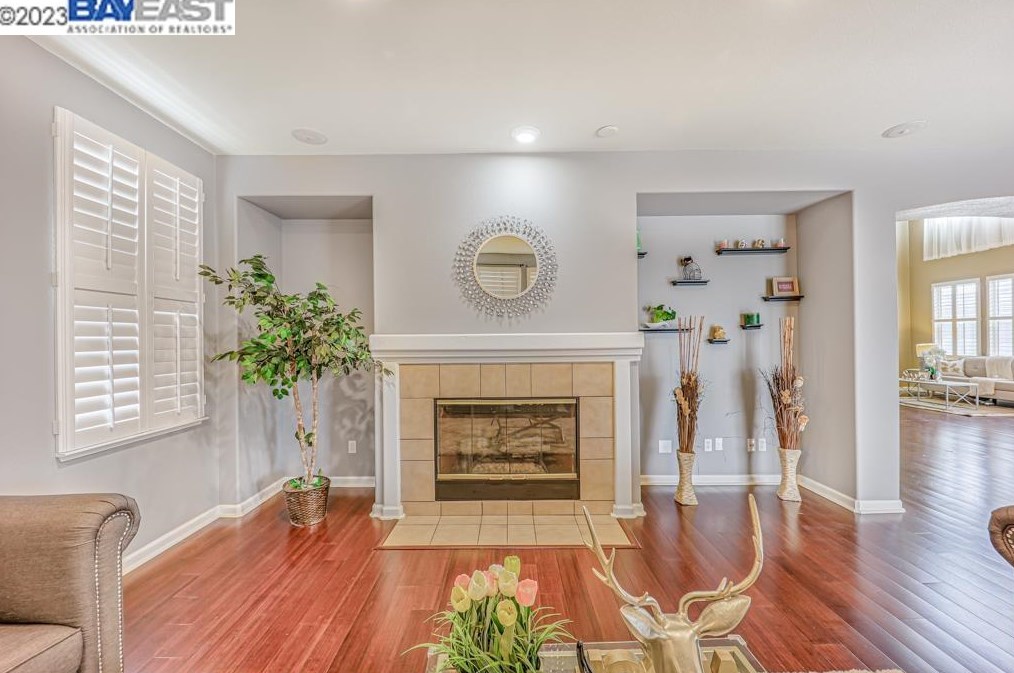 233 Tanglewood Dr, Richmond CA  94806-5815 exterior