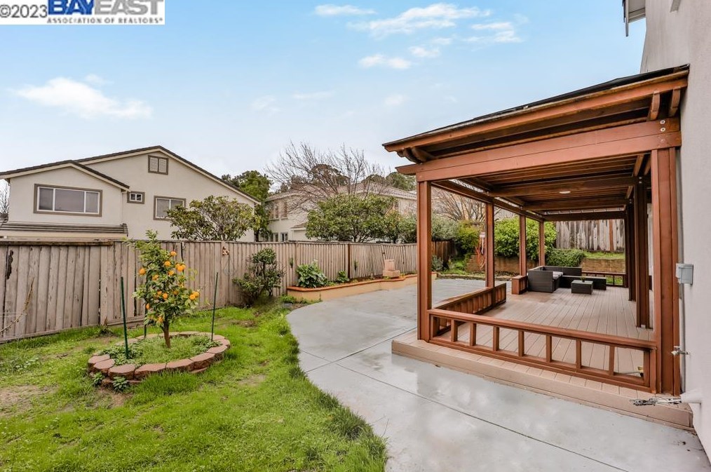 233 Tanglewood Dr, Richmond CA  94806-5815 exterior