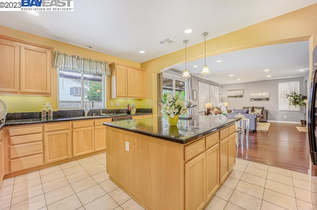 233 Tanglewood Dr, Richmond CA  94806-5815 exterior