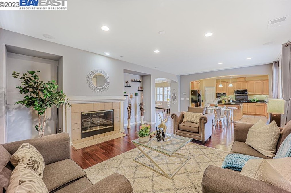 233 Tanglewood Dr, Richmond CA  94806-5815 exterior