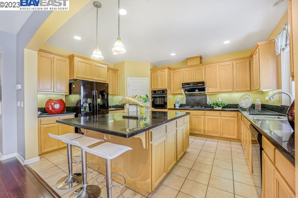 233 Tanglewood Dr, Richmond CA  94806-5815 exterior