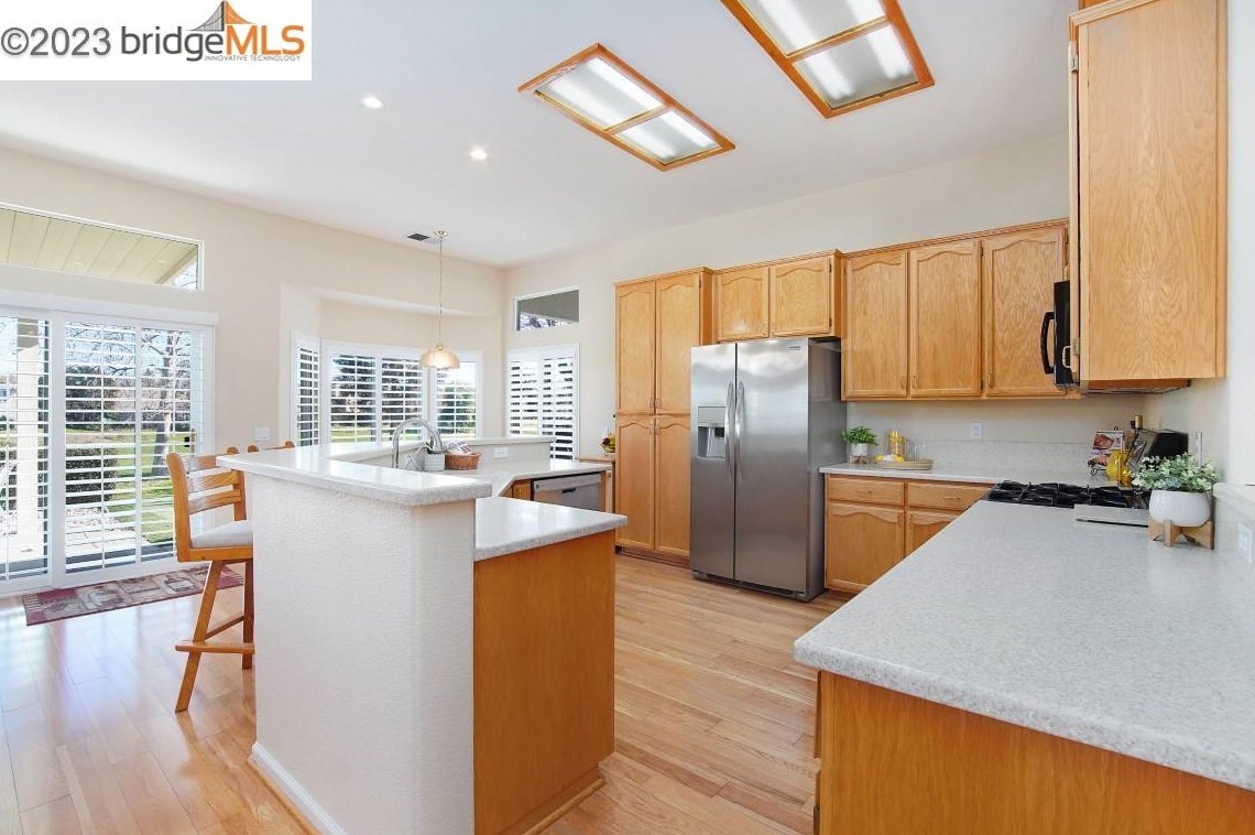 690 Central Park Pl, Los Angeles CA  94513-6033 exterior